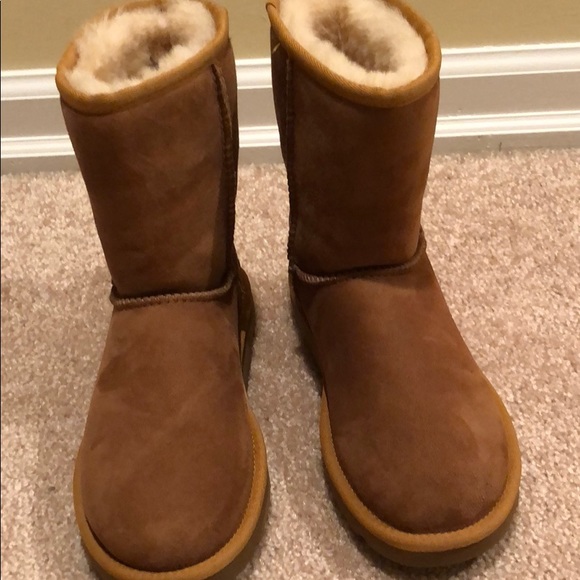 Brand New! UGGS! Size 5 - Picture 4 of 6